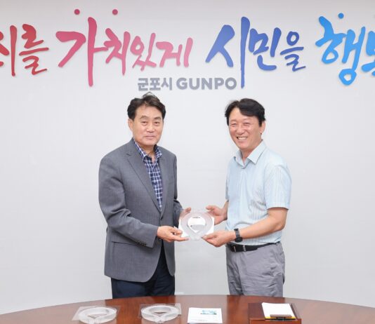 군포시, 환경공무직에 냉감목도리 전달로 온열질환 예방